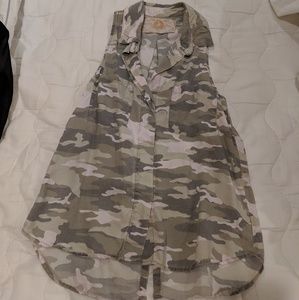 Camo sleeveless blouse